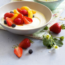 Dickmilch-Grießbrei mit Beeren