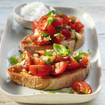 Bruschette mit Kirschtomaten und Basilikum