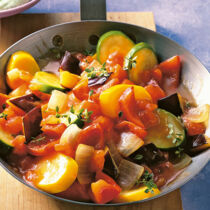 Ratatouille mit Zitronenthymian und Kräuter-Knoblauch-Creme