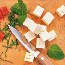 Tomaten-Feta-Salat mit Minze und Walnüssen