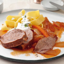 Glasierte Kalbsschulter mit Tellerzwiebeln Glasierte Kalbsschulter mit Tellerzwiebeln