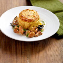 Kartoffel-Parmesan-Soufflé mit Wacholderpilzragout