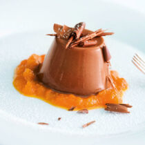 Schoko-Kokos-Panna-cotta auf Aprikosenkompott