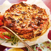 Auberginenkuchen mit Tomatensalat