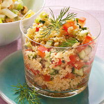 Couscoussalat mit Gurke, Tomaten und Dill