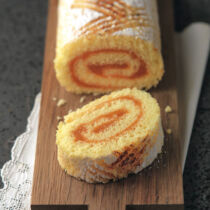 Biskuitroulade mit Marillenfüllung