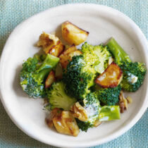 Brokkolipfanne mit Walnüssen Brokkolipfanne mit Walnüssen