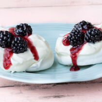 Mascarpone-Baisers mit Brombeeren Mascarpone-Baisers mit Brombeeren