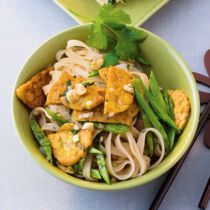 Reisnudeln mit Tempeh Reisnudeln mit Tempeh