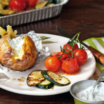 Grillgemüse und Folienkartoffeln mit Dip