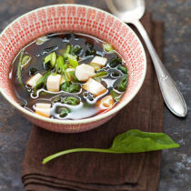 Misosuppe mit Spinat und Tofu