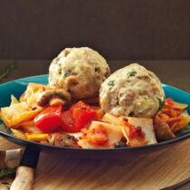 Weißkrautgulasch mit Pilzknödeln