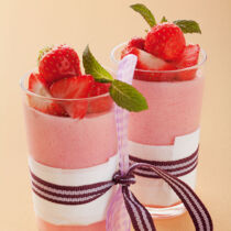 Rhabarber-Erdbeer-Mousse mit Waldmeister Rhabarber-Erdbeer-Mousse mit Waldmeister