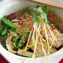 Asiatische Gemüsesuppe mit Pute und Sesam