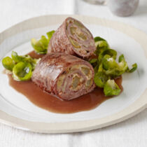 Rinderrouladen mit gebratenen Rosenkohlblättern Rinderrouladen mit gebratenen Rosenkohlblättern