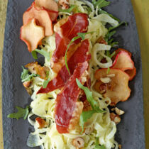 Fenchelsalat mit Nusskrokant, Apfel- und Pancetta-Chips