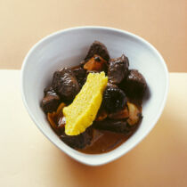 Wildgulasch mit Kaffee-Pflaumen Wildgulasch mit Kaffee-Pflaumen