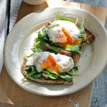 Pochierte Eier auf Senfspinat