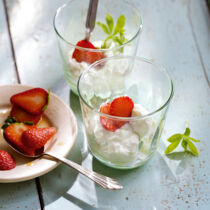 Waldmeistercreme mit marinierten Erdbeeren