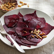 Rote-Bete-Carpaccio mit Pinienkernen Rote-Bete-Carpaccio mit Pinienkernen