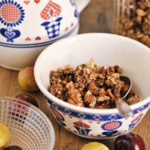 BaNuSchoKo-Granola mit Bananen, Nüssen, Schokolade und Kokos