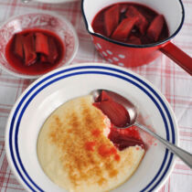 Flaumiger Grießbrei mit Rhabarberkompott Flaumiger Grießbrei mit Rhabarberkompott