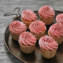 Passionsfrucht-Cupcakes mit Himbeerfrosting