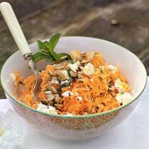 Möhrenrohkost mit Schafskäse Möhrenrohkost mit Schafskäse