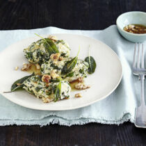 Malfatti mit Salbei-Nuss-Butter Malfatti mit Salbei-Nuss-Butter