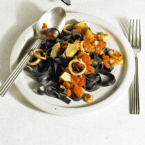 Tagliatelle mit Tintenfisch Tagliatelle mit Tintenfisch