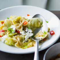 Spitzkohl-Farfalle mit Schichtkäse Spitzkohl-Farfalle mit Schichtkäse