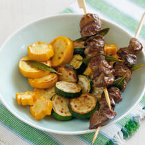 Italienische Leber-Spießchen mit Zucchinigemüse Italienische Leber-Spießchen mit Zucchinigemüse