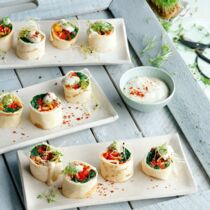 Wrap-Bites mit Tempeh und Zitronengrasdip Wrap-Bites mit Tempeh und Zitronengrasdip
