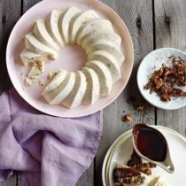 Bananen-Eistorte mit Schoko-Granola Bananen-Eistorte mit Schoko-Granola