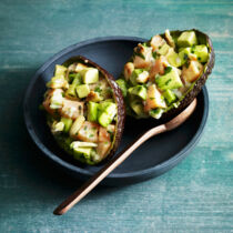 Lachs-Avocado-Salat in der Avocado