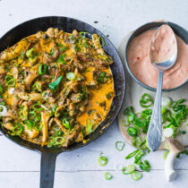 Rindfleischpfanne mit Chili-Joghurt Rindfleischpfanne mit Chili-Joghurt