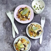 Auberginenröllchen auf Aprikosen-Amaranth Auberginenröllchen auf Aprikosen-Amaranth