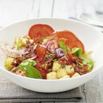 Tomatensalat mit Speckdressing Tomatensalat mit Speckdressing