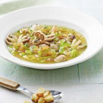 Tomaten-Tintenfisch-Suppe mit Rucola-Öl