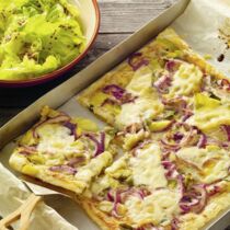 Zwiebel-Lauch-Kuchen mit Romanasalat