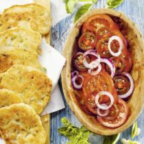 Lauch-Bohnen-Puffer mit Tomatensalat