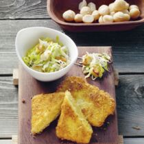 Tempeh in Kokospanade auf Krautsalat