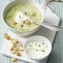 Bärlauchsuppe mit Petersiliensahne und Croûtons