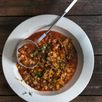 Wintergemüsetopf mit gelben Linsen und Topinambur Wintergemüsetopf mit gelben Linsen und Topinambur