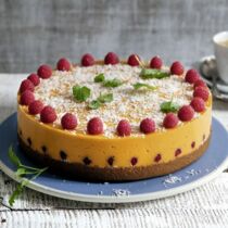 Mango-Papaya-Torte mit Kokos und Himbeeren Mango-Papaya-Torte mit Kokos und Himbeeren