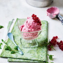 Johannisbeer-Buttermilch-Eiscreme Johannisbeer-Buttermilch-Eiscreme