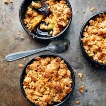 Dattel-Crumble mit karamellisierten Quitten Dattel-Crumble mit karamellisierten Quitten