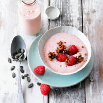 Smoothie-Bowl mit Himbeeren und Mango