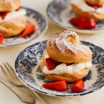 Windbeutel mit Erdbeeren und Schlagsahne Windbeutel mit Erdbeeren und Schlagsahne