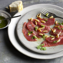 Fisch-Carpaccio mit Pinienkernen